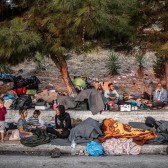 Vluchtelingen liggend op straat nabij Moria Lesbos.jpg