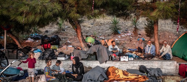 Vluchtelingen liggend op straat nabij Moria Lesbos.jpg